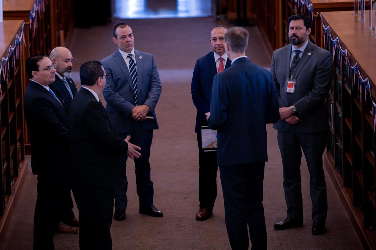 mingobguate's tweet photo. Como parte de los esfuerzos para fortalecer la cooperación internacional en materia de seguridad, el ministro de Gobernación, Marco Antonio Villeda, y el fiscal general del @MPguatemala, Gabriel García, sostuvieron una reunión con autoridades de los Estados Unidos de América. https://t.co/I76T4DpMTp