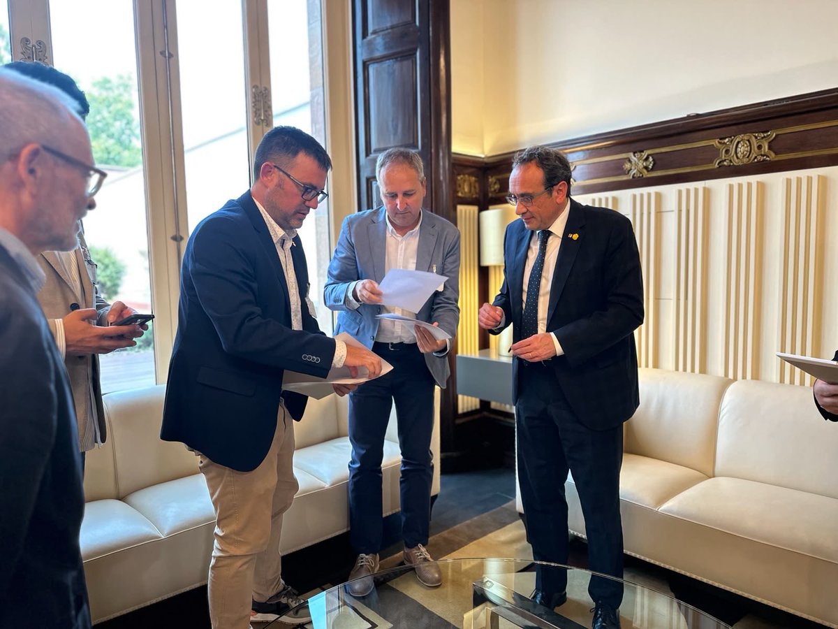 impulsemlleida's tweet photo. 📣 @impulsempenedes, #ImpulsemLleida, @ImpulsemCamp i #FEMVallès hem anat al Parlament per traslladar-li al Molt Honorable President del Parlament, @joseprull, les reivindicacions de
la Declaració de la Panadella. https://t.co/4dwxccaMQ8
