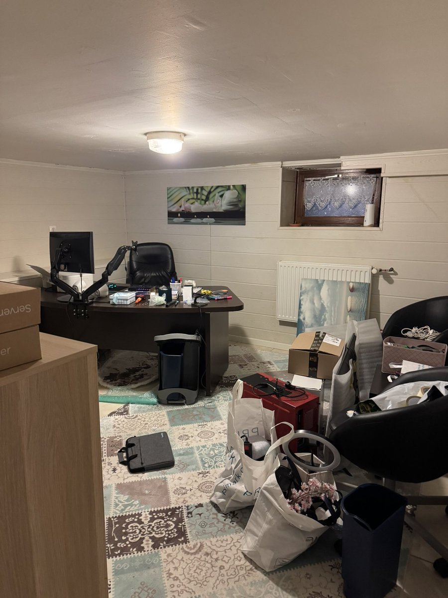ty_hanma's tweet photo. j’ai construit mon setup de rêve brique par brique https://t.co/eD0bioGkWF