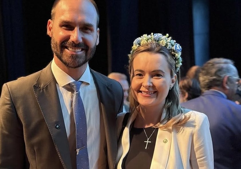 analise2025's tweet photo. 🚨 ATENÇÃO: Eduardo Bolsonaro quer Júlia Zanatta (PL-SC) como vice de Flávio Bolsonaro!

A deputada é um dos 22 nomes que votaram contra o fim da escala 6x1. Também assinou emenda para reduzir o FGTS do povo.

O Lula nunca pensou que teria um camisa 10 tão esforçado assim 😂 https://t.co/No7qWyXo3L