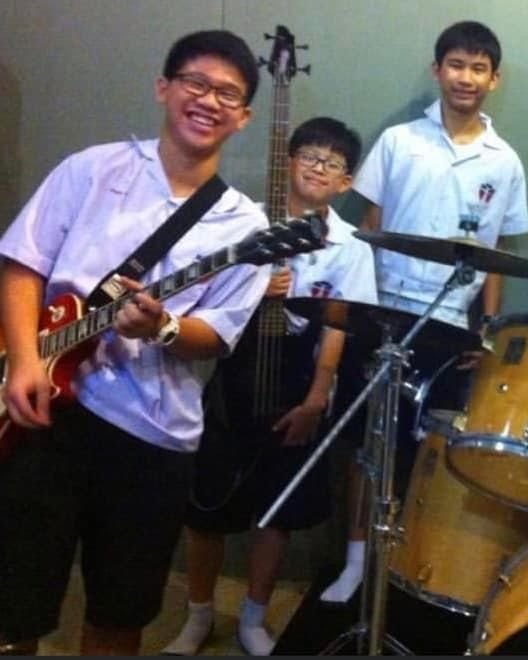 holicaphuu's tweet photo. he's just one guitar tall 😕 https://t.co/DlVWRa086K