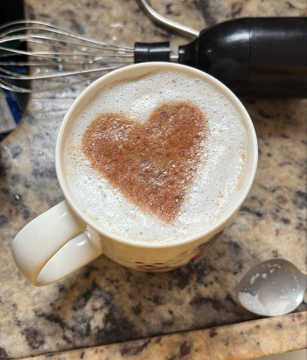 bfleabiag's tweet photo. muito bom o bipolar não medicado pq semana retrasada eu tava rezando pra morrer e dormindo 14 horas por dia 

essa noite eu dormi 3 horas fiz um café da manhã super lindinho 
decidi que vou renovar meu cabelo todo e vou bater perna em madureira 

e a pupila oh🫸 ⚫️ 🫷IMENSA!!! https://t.co/XmLCw4PQRs