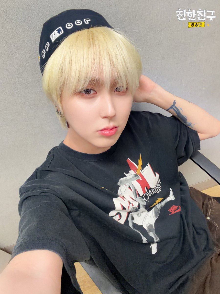 mbcbf_bf's tweet photo. 🏫친친방🏫

#친한친구방송반
#원위 #ONEWE @official_ONEWE

원위 좋은 점(點 : The Quiver): 노래잘함, 악기연주 잘함, 잘생김, 라이브도 콘텐츠로 만듦, 밴드맨도 1열관객도 될 수 있음, 웃김, 학생이지만 교수입니다가 됨, 매번 명반을 만들어냄,이어질 선,면으로 여름을 행복하게 만들어줄 예정임 https://t.co/okeS6SWrKA