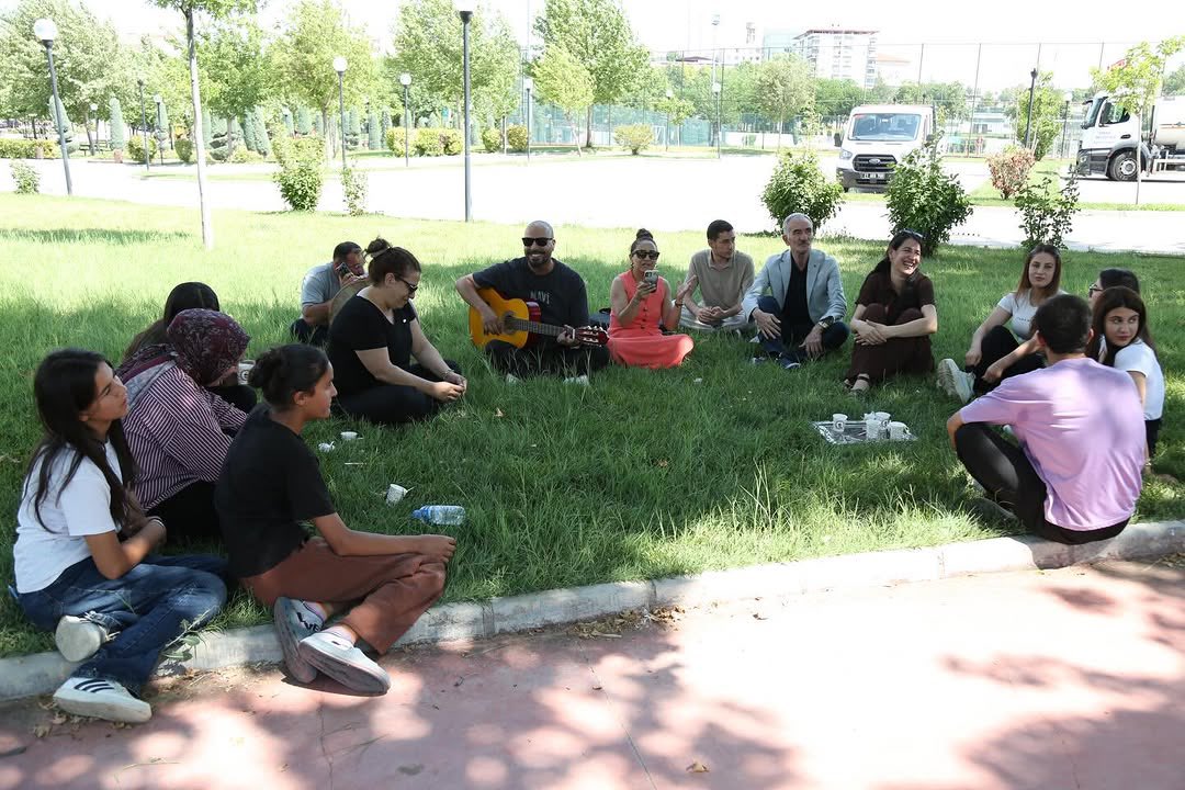 semra_akyuzz's tweet photo. 📍Çınar Belediyesi Öğrencilere Motivasyon Etkinliği Düzenledi 

📌Çınar Belediyesi Kültür, Sanat ve Sosyal İşler Müdürlüğü sınavlara hazırlanan öğrencileri düzenlediği etkinlikle bir araya getirdi. 

📌Çınar Belediyesi Kültür, Sanat ve Sosyal İşler Müdürlüğü sınavlara hazırlanan öğrencilerin motivasyonunu artırmak amacıyla etkinlik düzenledi. Nujiyan Parkı’ndaki Şeyh Abdurrahman Aktepe Kütüphanesi önünde gerçekleştirilen etkinlikte, müzik eşliğinde öğrencilere çiğköfte ikram edildi. Samimi bir ortamda geçen etkinliğe, Çınar Belediyesi Eşbaşkanı Mehmet Şerif Arzu ile Eşbaşkan Yardımcısı Mehmet Bozkurt da katılım sağladı. Öğrencilerle bir araya gelen belediye yetkilileri, sınav sürecinde gençlere başarı dileklerinde bulundu. 

📍Şaredariya Xana Axparê Ji Bo Xwendekaran Çalakiya Motivasyonê Li Dar Xist. 

📌Gerînendetiya Karên Çand, Huner û Civakî ya Şaredariya Xana Axparê, xwendekarên ku amadekariya ezmûnan dikin bi çalakiyeke ku vesaz kir anî cem hev. 

📌Gerînendetiya Karên Çand, Huner û Civakî ya Şaredariya Xana Axparê, bi armanca Bilindkirina motivasyona xwendekarên ku amadekariya ezmûnan dikin çalakiyek li dar xist. Di çalakiya ku li Parka Nûjiyanê li ber Pirtûkxaneya Şêx Ebdurehmanê Aktepeyî pêk hat de, li gel muzîkê xwarina ecînê ji xwendekaran re hate îkramkirin. Hevşaredarê me Mehmet Şerif Arzu û Cîgirê Hevşaredaran Mehmet Bozkurt jî beşdarî çalakiyê bû ku di nav hewayekî dilgermî de derbas bûn. Rayedarên şaredariyê yên ku ligel xwendekaran hatin cem hev, di pêvajoya ezmûnê de ji ciwanan re serkeftin xwestin.
