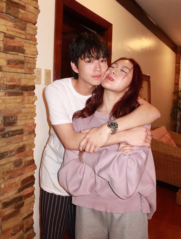 gelabinss's tweet photo. Ang shalaa pala ni alys actually si gela dito ahahahah, sabi sa live kanina and kita ko rin sa onset vibes na three scenes lang talaga si alys, pero guess what! nag wait pala siya sixhours for josawa niyang si rabin hangang matapos ahhhcckkk apaka sweet naman huhu ang effort nyo talaga sa isat isa

DRALYS SINCE D1  
DRALYS SINCE D1 
#DAPComingHome
