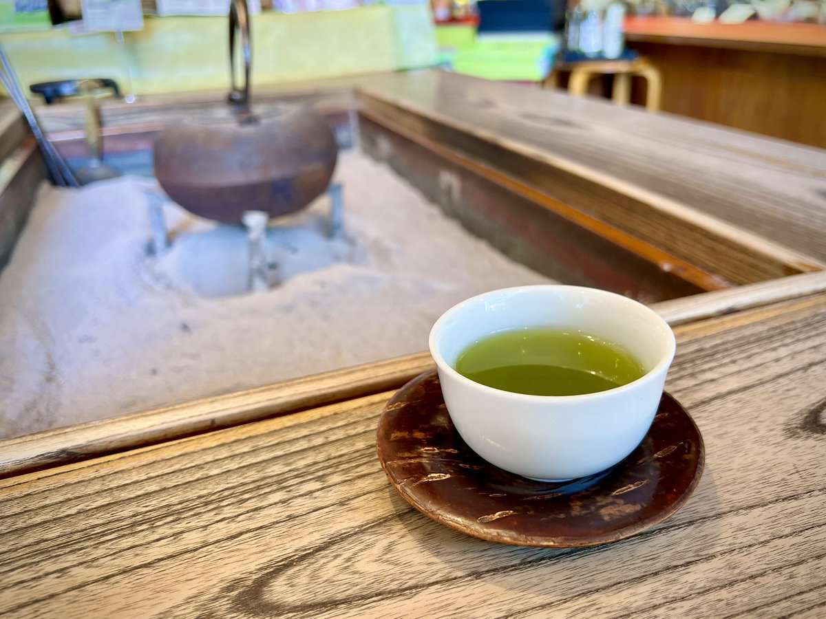 shibatora's tweet photo. 新茶のテイスティングなどでバタバタの日々です

静岡茶ブランディングのシールを新茶に貼っていただき、さらには素敵な紙袋に入れてもらいました🍵🌱 https://t.co/PILgfk0ex6