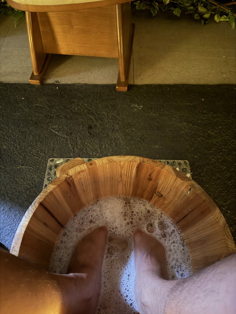 abcdefgraf's tweet photo. went back to my go-to spa in bataan and tried a new therapist. didnt expect much since he was new but wow, probably one of the smoothest and cleanest massages i’ve had

bonus, he was goodlooking and had nice arms, which i noticed while he was washing my feet prior to the massage https://t.co/ew1oiSnBom