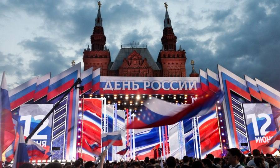 nexta_tv's tweet photo. Didn’t get permission from Zelensky? For the first time in 23 years, Russia has cancelled a concert on Red Square for Russia Day

The large-scale celebration announced by the Kremlin was suddenly scaled down and moved away from the city center.

No official reasons were given, but it may be linked to the risk of long-range Ukrainian strikes. 

For example, just days before the May 7 parade in Moscow, the “Nara” military logistics complex in the Moscow region was hit.

The May 9 parade itself lasted only 45 minutes and featured no military hardware — even though President Volodymyr Zelensky signed a decree excluding Red Square from the list of targets for that day.

On May 17, Moscow and the Moscow region experienced the largest drone attack since the start of the war. 

The concert on Red Square was held even during the COVID-19 pandemic. But it seems the virus is not the worst thing that could “show up” at the celebration in 2026.