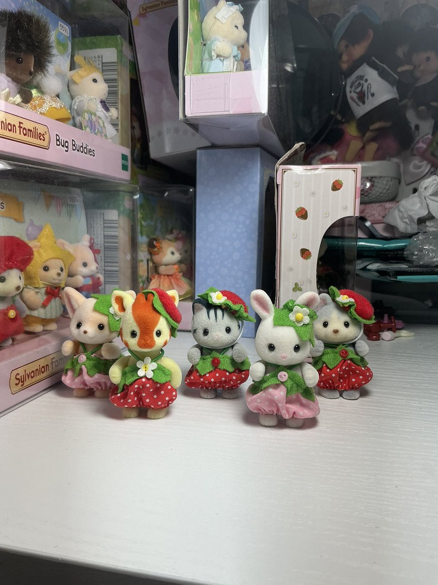 tangjled's tweet photo. Strawberry babies https://t.co/hGWf05kOaH