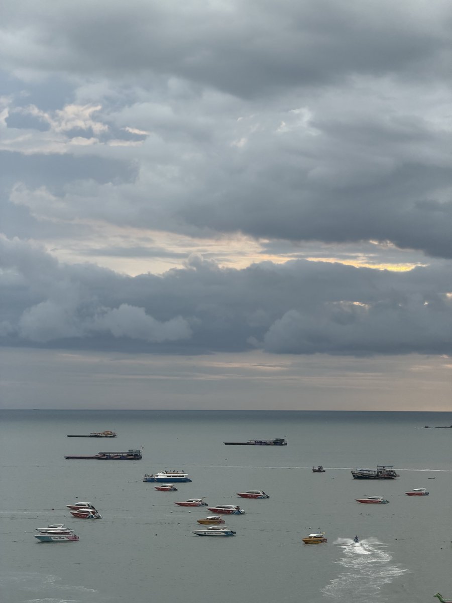 SillyRud's tweet photo. Beach in rainy season. ช่วงหน้าฝนพัทยา 🌧️🌦️ https://t.co/IeDFAWM9GR