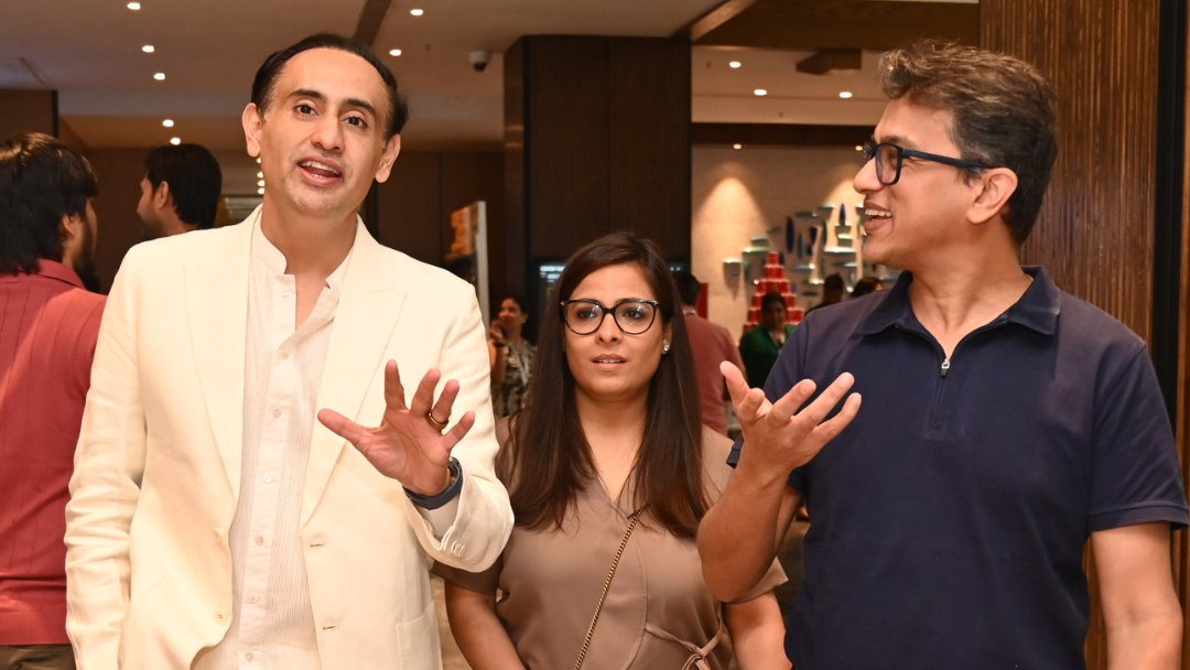 rahulkanwal's tweet photo. Advertising has entered the age of attention.

NDTV Profit's new show, The Hook, sprinkled with the youthful energy of Aayush and Alex, looks at what makes campaigns memorable, measurable and meaningful.

A new conversation on brands, content, consumers and what truly gets audiences hooked. 

@aayush_a6 @alexandermats 

#TheHook #NDTV