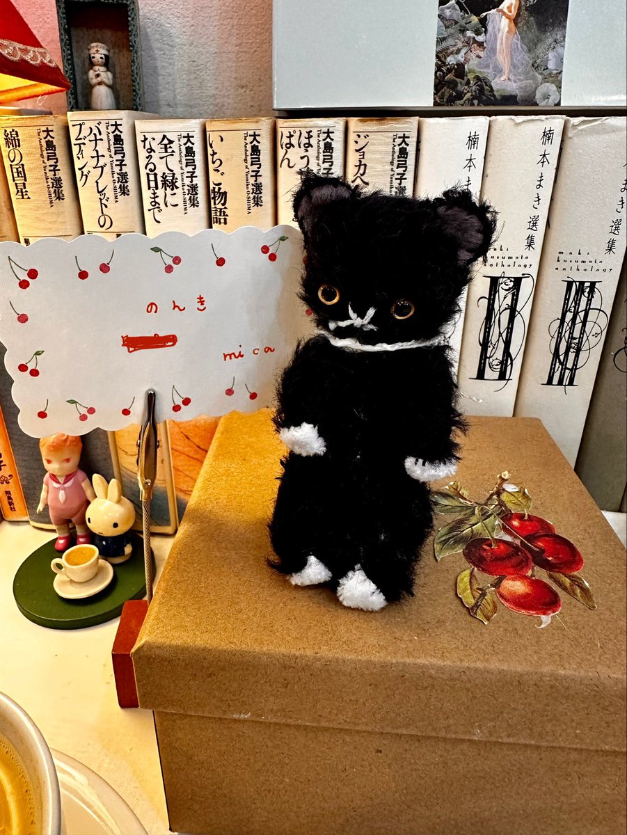 Miffymouse34's tweet photo. micaさんのSNSで見てから気になっていた、小さなくまさんをお迎えしました🧸
くまさんたちには「のんき」という名前がついていて、とても可愛い😻💕
たしかにのんきそうだけど、のんきに暮らせますように…という祈りも入ってるのかな…？
点滴堂さんチョイスのお茶うけのさくらんぼ餅も可愛い🍒 https://t.co/j1tWji74bw