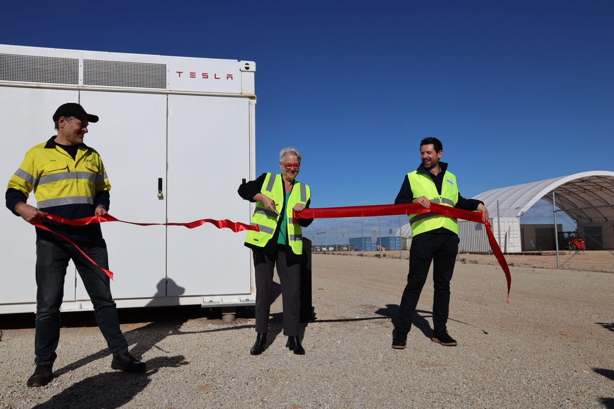 SawyerMerritt's tweet photo. A new $150 million @Tesla Megapack battery energy storage system has been completed in New South Wales, Australia.

It's next to a big solar farm. These batteries will get more renewable energy into the grid and lower bills. https://t.co/7g9iXLTmSN