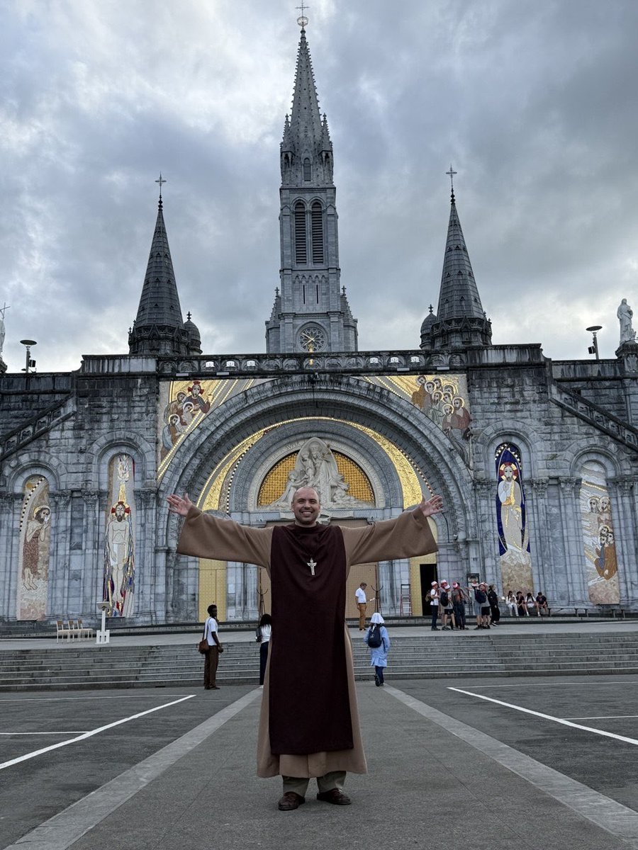 FreiGilsonCMES's tweet photo. Um registro do momento em que me despedi de Lourdes, depois de viver dias muito intensos de oração e peregrinação.

Foram dias de muitas graças, de encontro com Deus e de renovação da fé. E quero que vocês saibam que rezamos por todos vocês neste lugar tão especial.

Foi em Lourdes que Nossa Senhora pediu algo muito simples e muito profundo: rezar o Rosário e fazer penitência.

E é exatamente nesse propósito que queremos continuar: perseverar na oração, rezar o Santo Rosário e viver aquilo que Nossa Senhora nos pediu.

Deus abençoe a todos.