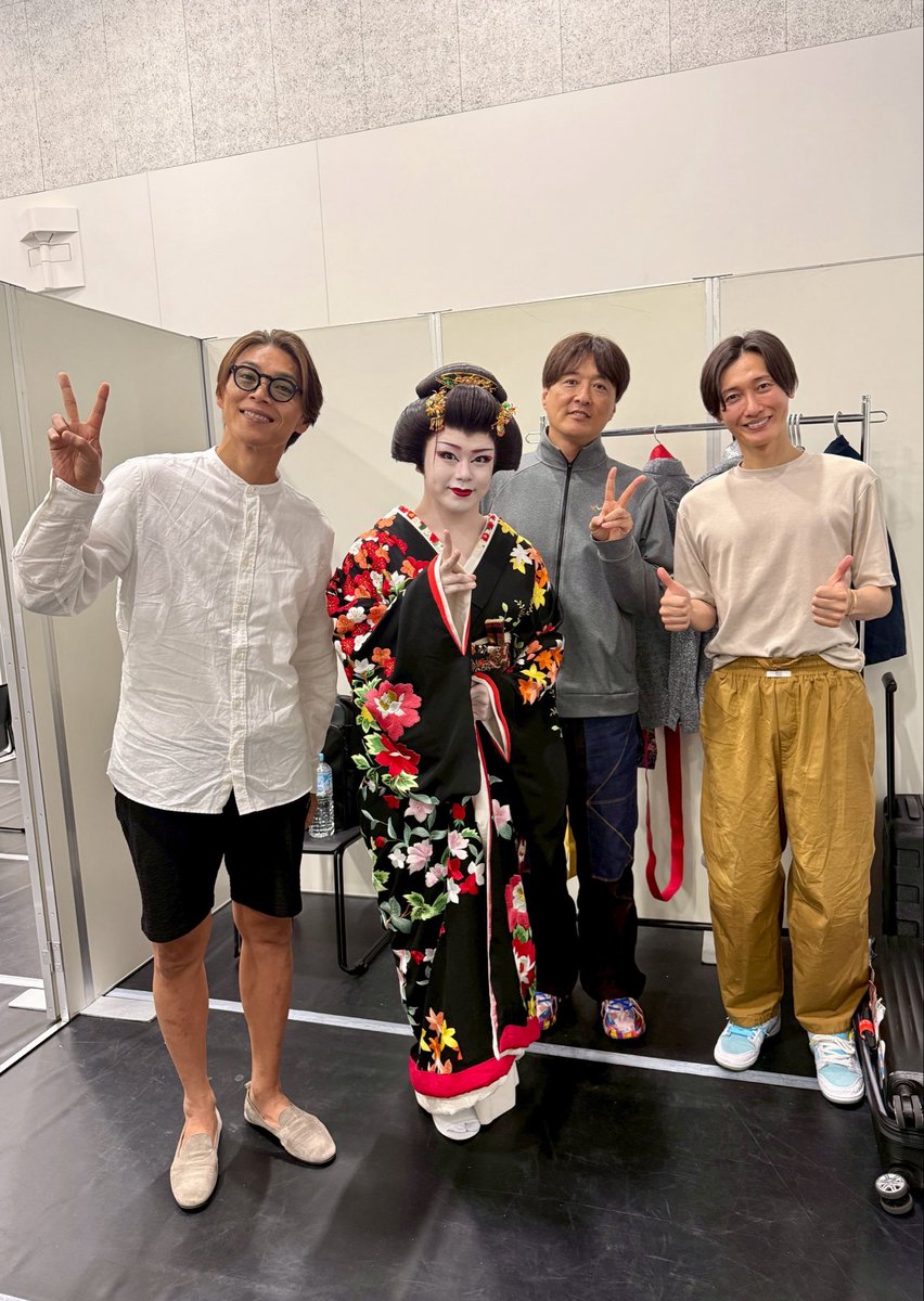 junretsu_gogami's tweet photo. ブログ書きましたよ。

今日の純烈は立派な式典、#MUSICAWARDSJAPAN へ。

明治座の純烈公演でお世話になった #カムイ さん。
そして今日コラボで歌わせていただいた #田中あいみ さんとのお写真。

そして、神様のような存在である #北島三郎 さんにご挨拶させていただくことも叶った1日。

#ジャイアンツ の話を出来たの、本当に嬉しかったな。

https://t.co/DcDdzBWHDQ