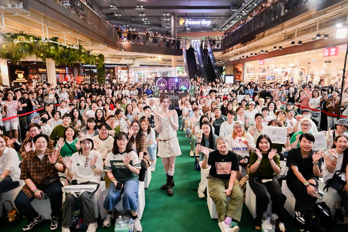 Hello_asian's tweet photo. ห้างแทบแตก! "ออม กรณ์นภัส" ควง "น้องอูนิ" แจกความสดใส น่ารักเกินต้านในงาน "Love and Paw with ORM"
#LoveAndPawWithOrmkornnaphat
#Ormkornnaphat #ออมกรณ์นภัส
#Puffypawxorm #Puffypaw 

https://t.co/pnUN8Qum3v

เรียกว่าทำเอาพื้นที่ Outdoor Activity Area ชั้น 1 ของ Central EastVille อบอวลไปด้วยมวลความรัก และความอบอุ่นจนล้นพื้นที่เลยทีเดียว กับการเปิดตัวแบรนด์น้องใหม่ “Puffy Paw” นำโดยคุณแอร์ เบญจรัตน์ สิรชัยณรงค์ และ คุณจี๊ป สาทรี สุทัศน์ธรรมกุล กับงาน "Love and Paw with ORM" กิจกรรมสุดเอ็กซ์คลูซีฟที่จัดขึ้นเมื่อวันเสาร์ที่ 6 มิถุนายน 2569 ที่ผ่านมา โดยแบรนด์ผลิตภัณฑ์สัตว์เลี้ยงชื่อดัง Puffy Paw ได้จับมือร่วมกับนักแสดงสาวสุดฮอต "ออม กรณ์นภัส เศรษฐรัตนพงศ์" มาร่วมส่งมอบความสุข และแชร์เคล็ดลับการดูแลสุขภาพของเพื่อนสี่ขาให้แข็งแรงจากภายในสู่ภายนอก ด้วยผลิตภัณฑ์ใหม่ “Royal Salmon Oil by Puffy Paw” ผลิตภัณฑ์น้ำมันปลาแซลมอนสำหรับสุนัขและแมว ที่พัฒนาขึ้นเพื่อช่วยดูแลสุขภาพสัตว์เลี้ยงแบบองค์รวมจากภายในสู่ภายนอก อุดมด้วยกรดไขมันจำเป็น Omega-3 และ Omega-6 งานนี้สาว ออม กรณ์นภัส ได้กำลังใจล้นหลามจาก "ไข่เจียวของออมเล็ต" และ "เจ้าความรัก" ที่พร้อมใจกันมาร่วมให้กำลังใจ และร่วมเล่นกิจกรรมกันอย่างคึกคัก

ซึ่งภายในงานประกอบด้วยกิจกรรม Lucky Fan, Game Activity, Meet & Greet รวมไปถึงการได้ชิมอาหารเมนูพิเศษฝีมือ ออม กรณ์นภัส อีกหนึ่งไฮไลต์สำคัญที่ทำเอาเหล่าแฟนคลับ และคนรักสัตว์ (Pet Lovers) พากันใจละลายรัวๆ คือการเปิดตัวแขกรับเชิญสุดพิเศษอย่าง "น้องอูนิ" สุนัขพันธุ์ปอมเมอเรเนียนสุดรักสุดหวงของสาวออม ที่งานนี้ควงคู่กันขึ้นมาแจกความสดใสบนเวที โชว์ความแสนรู้ และสกิลความน่ารัก ความออดอ้อน จนกลายเป็นดาวเด่นขวัญใจดวงใหม่ที่ใครเห็นก็ต้องตกหลุมรัก ถอดแบบพลังบวกมาจากเจ้าของเป๊ะ ๆ ก่อนส่งท้ายโมเมนต์สุดพิเศษด้วยการถ่ายรูปกับแฟน ๆ อย่างใกล้ชิดเก็บไว้เป็นความทรงจำร่วมกัน

งานนี้เรียกว่า “Puffy Paw” ขนความสุข ความพิเศษมาฝากแฟนๆ อย่างเต็มอิ่ม งานหน้าทาง “Puffy Paw” จะมีกิจกรรมพิเศษอะไรมาให้แฟนๆ ได้ติดตามกันอีก กดติดตามทุกช่องทางของ “Puffy Paw” ไว้เลย

Instagram: @puffypaw.official
TikTok: @puffypaw_official
X (Twitter): @puffypawshop
LINE SHOPPING: https://t.co/vcqfzMBMKm