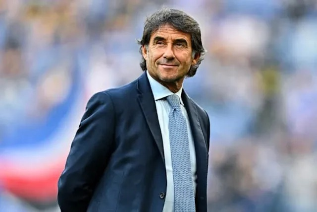 fadelorabi's tweet photo. جيوفاني كارنيفالي سيكون الرئيس التنفيذي الجديد ليوفنتوس قادمصا من ساسولو وكما هي العادة مع كل تعيين أضع تعريف عمام كامل وشامل عن الشخصية، وحين يصبح الأمر رسمي أتعمق أكثر وأنشر تاريخ الصفقات الكاملة التي قام بها.

في الحادي عشر منحزيران\  يونيو 2026، تصدّر اسم جيوفاني كارنيفالي عناوين الصحافة الإيطالية، ليس بصفته أحد أكثر المديرين التنفيذيين نفوذًا في الكالتشيو فحسب، بل باعتباره الخيار المفضل لجون إلكان لخلافة الفرنسي داميان كومولي في منصب الرئيس التنفيذي ليوفنتوس، بعد موسم واحد فقط للأخير شابته خلافات في الرؤية ونتائج سوق متذبذبة. 

هذه القفزة المنتظرة تتويج لمسيرة رجل لم يصنع صورته من الأضواء، بل من ورشة بناء هادئة حوّلت ناديًا صغيرًا إلى "معجزة".

من مدرسة العائلة إلى ماجستير السوق

وُلد كارنيفالي قرابة عام 1960 في بيئة تجارية، وتلقّى دروسه الإدارية الأولى في السادسة عشرة داخل شركة والديه حيث كان يُستمع لرأيه في القرارات الاستراتيجية. لكن "مدرسته" الحقيقية كانت نادي ميلانيزي كالتشيو الهاوي الذي اشترته العائلة، وهناك تعلّم فن البقاء: من العجز عن دفع رواتب المدربين إلى تطوير الشباب والبيع الذكي.

في إحدى بطولات الناشئين، باع 17 لاعبًا من أصل 18، وأهدى اللاعب الثامن عشر الذي راهن على أنه الأفضل مجانًا لجوزيبي ماروتا، المدير الرياضي لفاريزي حينها.

نشأت بينهما صداقة عميقة، وسرعان ما صار كارنيفالي ذراعًا موثوقة، فعمل مع ماروتا في مونزا، ثم تولى الإدارة العامة في بافيا (حيث كان ماكس أليغري لاعبًا)، فكومو ورافينا.

وفي عام 1996، بدلًا من اللحاق بماروتا إلى فينيسيا، أسس شركته "ماستر غروب سبورت" المتخصصة في التسويق الرياضي وتنظيم الأحداث الكبرى، من احتفالات الدوري إلى رعاية المنتخب الإيطالي في الأولمبياد، ليفتح بذلك أبوابًا واسعة في دهاليز الكرة الإيطالية.

مهندس "ساسولو المستدام"

اللقاء الذي غيّر كل شيء جرى في مونديال 2006، حين التقى عائلة جورجيو سكوينزي مالكة مجموعة مابي وصاحبة نادي ساسولو. رفض كارنيفالي العرض الأول منشغلًا بشركته، لكن رؤية سكوينزي أقنعته بالعمل من وراء الكواليس، قبل أن يصبح رسميًا المدير العام والمدير التنفيذي للنادي صيف 2014. يومها كان النادي لا يضم سوى موظفين أو ثلاثة، فقاد نقلة جريئة بنقل الفريق إلى ملعب "مابي" في ريدجو إميليا، محولًا إياه إلى رمز للطموح التجاري والرياضي.

في ساسولو، لم يتصرّف كارنيفالي كـ"رجل صفقات" مندفع، بل كمهندس إداري يرى النادي شركةً يجب أن تكون صحية ماليًا قبل أن تكون مثيرة فنيًا.

 فلسفته التي صاغها بنفسه تقوم على "منطق العمل لا الاندفاع" والتخطيط المبكر في سوق الانتقالات، مع رهان صريح على اللاعبين الإيطاليين والشباب، تحت إدارته، تحول النادي إلى مصنع للقيمة الفنية والمالية، يبيع النجوم دون أن يهدّ هوية الفريق.

دفتر المواهب: من لوكاتيلي إلى فراتيسي

قائمة الأسماء التي صنعها أو طورها ثم باعها بمكاسب ضخمة تشبه سجلًا ذهبيًا: مانويل لوكاتيلي الذي انتقل إلى يوفنتوس بعد أن فضّله على أرسنال وتنازل كارنيفالي عن ملايين لإرضائه، دافيدي فراتيسي الذي باعه لإنتر، جيانلوكا سكاماكا الذي ذهب إلى وست هام، وجياكومو راسبادوري إلى نابولي، بالإضافة إلى ماتيو بوليتانو، فرانشيسكو أتشيربي، ودومينيكو بيراردي الأيقونة التي رفض الرحيل وجدد عقده حتى 2029، كل عملية بيع كانت درسًا في تحويل رأس المال البشري إلى سيولة تموّل حقبة جديدة، دون تفكيك العمود الفقري للفريق.

 وفي السنوات الأخيرة، أضاف أسماء مخضرمة مثل نيمانيا ماتيتش وصفقات شابة كإيسماعيل كوني، متمسكًا بمعادلة الاستدامة.

المدربون: رؤية هجومية قابلة للتكرار

لم يكن كارنيفالي ممن يراهنون على اسم واحد، تنقّل بثقة من إيوسيبيو دي فرانشيسكو إلى روبرتو دي زيربي (حقبة ذهبية من كرة جميلة بلغت الدوري الأوروبي 2016-2017) فكريستيان بوكّي، ثم أليسيو ديونيسي الذي مدد عقده عام 2023 بعد مفاوضات قادها بنفسه. 

وحين ضغطت النتائج، لجأ إلى دافيدي بالارديني في آذار\ مارس 2024 محاولًا إنقاذ موسم متدهور، هذه السلسلة تكشف مديرًا يبني فلسفة قابلة لإعادة الإنتاج، لا مجرد وفاء مؤقت لاسم لامع.

الهبوط: "حادث الطريق" والتصحيح الفوري

تبقى وصمة الهبوط إلى الدرجة الثانية في أيار\ مايو 2024، بعد 11 موسمًا متتاليًا في دوري الأضواء، هي الضربة الأقسى في ملف كارنيفالي. 

خسارة كالياري أنهت قصة نجاح استثنائية، لكن رد الفعل جاء سريعًا وبجرأة إدارية: في اليوم التالي مباشرة، عيّن فابيو غروسو مدربًا، ونجح في قيادة الفريق للعودة الفورية إلى السيريا آي في نيسان\ أبريل 2025 بعد موسم واحد شاق في السيريا بي. 

يصف كارنيفالي تلك الهزّة بـ"حادث طريق" تعلم منه الكثير، لتتحول الأزمة إلى دليل على المرونة لا على الانهيار.

ماذا يحمل إلى تورينو؟

يصل جيوفاني كارنيفالي إلى يوفنتوس بسمعة "المدير الذي يعرف كيف يبيع ويعيد البناء" لا بسمعة جامع البطولات، يحمل معه خبرة نادرة في تحقيق التوازن بين القيمة الرياضية والقيمة الاقتصادية، وفي تحويل المواهب إلى أصول دون تفكيك الفريق، إضافة إلى علاقات واسعة وشبكة نفوذ هادئة نسجها منذ أيام ماروتا.

لكنه في المقابل سيختبر لأول مرة حجم مؤسسة عملاقة، حيث ضغط الجماهير والحوكمة المالية والطموح المستمر للألقاب أعلى بكثير من نادٍ متوسط.

التحدي الحقيقي لن يكون إبرام الصفقات، بل نقل "منطق ساسولو" المستدام إلى نادٍ لا يقبل بغير الانتصارات، ليُثبت أن هندسة النجاح يمكن أن تتسع لمساحة أكبر بكثير من ملعب مابي.
