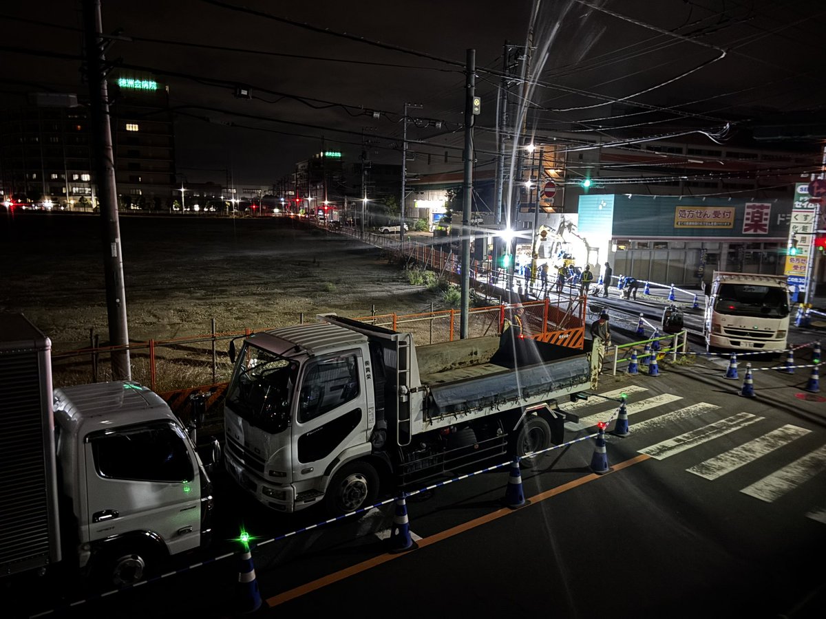 riyousyapoo's tweet photo. 今夜は目の前の道路で工事しています。 https://t.co/V9XGWTe16P