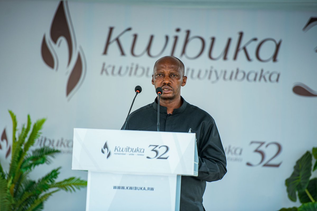 Huye_College's tweet photo. #Kwibuka32: KAMANA Andre umuyobozi w’Akarere ka Huye wungirije ushinzwe Iterambere ry'ubukungu wari umushyitsi mukuru muri iki gikorwa yibukije ko kwibuka atari ugutekereza ku mateka mabi gusa ahubwo ari ugusubiza amaso inyuma tukareba ibyabaye tugafata ingamba zo kubaka igihugu cyiza kirangwa n’ubumwe tugaharanira ko ibyabaye bitazasubira.
Yabwiye urubyiruko ko rukwiye kubaka ibirama kuko nibo Rwanda rw’uyu munsi ndetse n’ejo.

#TwibukeTwiyubaka