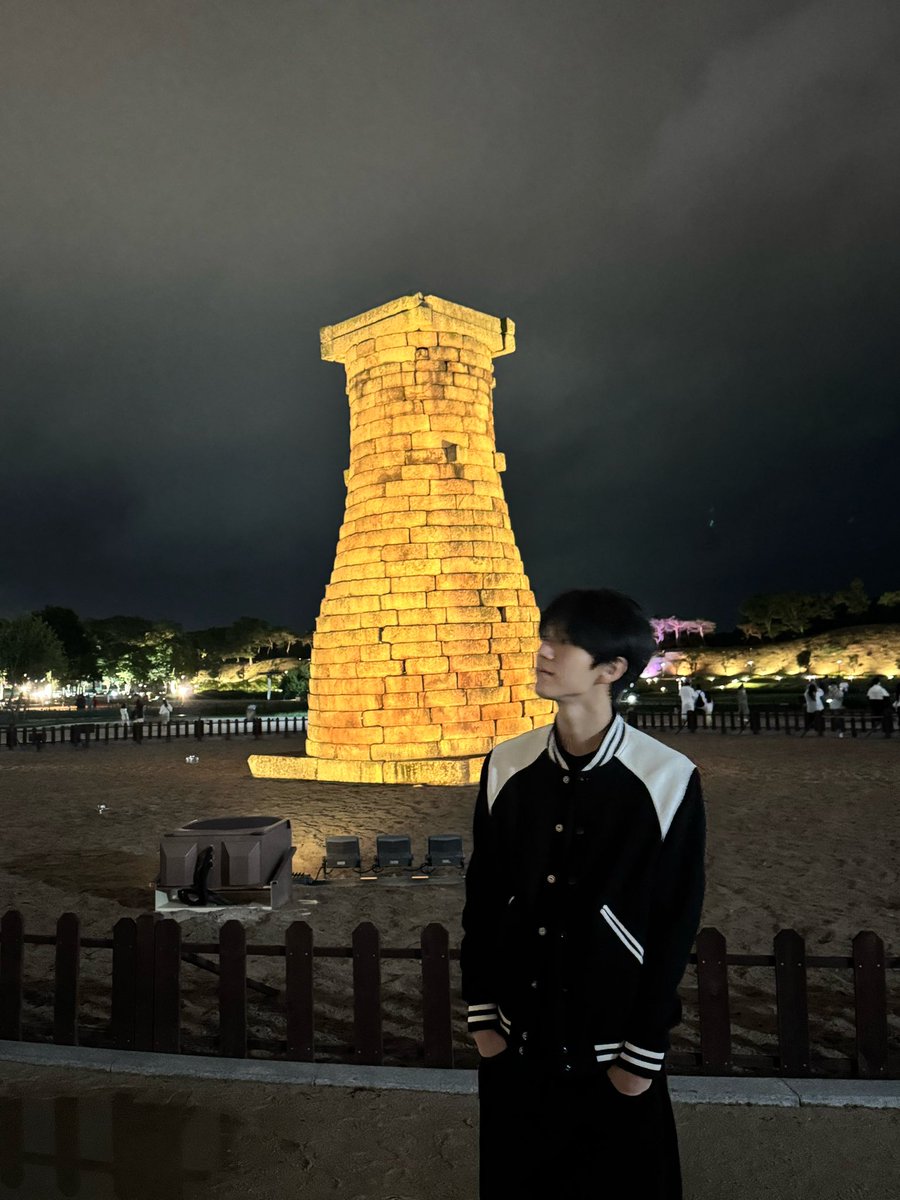 yyazz21's tweet photo. 아진짜개웃겨아아아아아아아아아아아

대영이의 경주여행
첨성대 가서 첨성대 보고
8분 걸어서 첨성대 봤으니까 첨성대7종set먹고
후식으로 밥집 바로 옆에 있는 경주 명물 
십원빵까지 먹어줌 https://t.co/L9nQvWqiy3