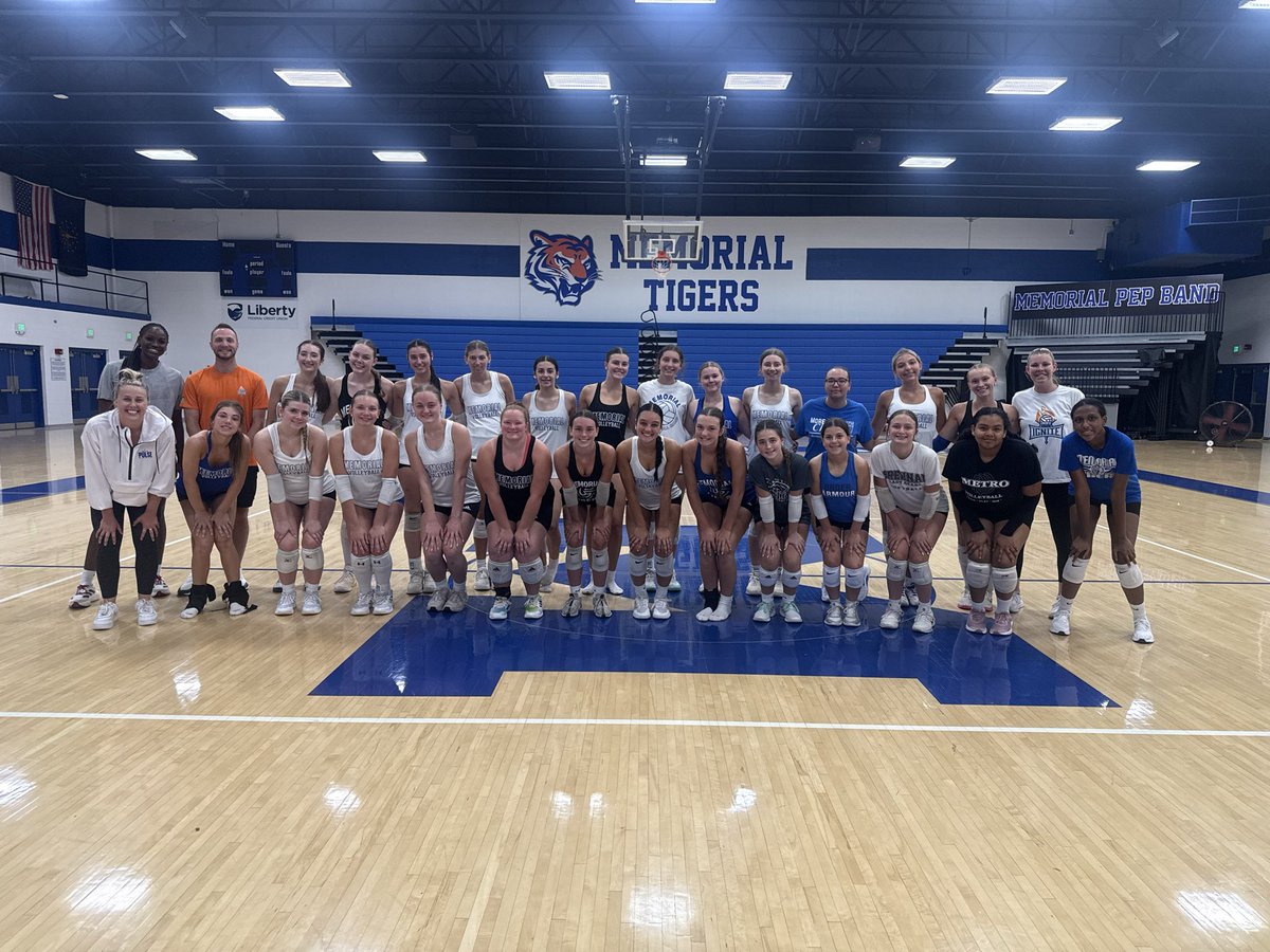 RmhsTigers's tweet photo. A HUGE thanks to Coach Brett of Indy Ignite for bringing an incredible staff &amp; putting on such a valuable team camp for us this week 🧡 🏐 🩵 https://t.co/LRGwZlF31r