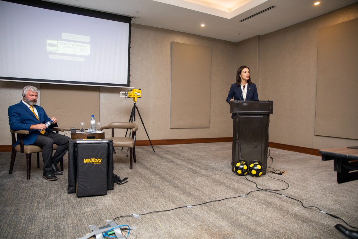 USAmbMoz's tweet photo. Hoje participei na abertura do workshop da MinXray, uma empresa americana líder em tecnologia médica, sobre sistemas de radiografia digital apoiados por inteligência artificial — uma ferramenta poderosa na luta contra a tuberculose em Moçambique.
 
Tecnologias portáteis como as da #MinXray estão a ajudar os profissionais de saúde a detectar a tuberculose mais cedo e a levar serviços de diagnóstico a comunidades remotas, constituindo um exemplo concreto de como a inovação americana reforça os sistemas de saúde e amplia o acesso a cuidados de saúde de qualidade.
 
À medida que os Estados Unidos e Moçambique implementam o Memorando de Entendimento para a Saúde, continuamos empenhados em promover inovação que salva vidas e fortalece os sistemas de saúde liderados por Moçambique. 🇺🇸🇲🇿

#USMZ #EstamosJuntos