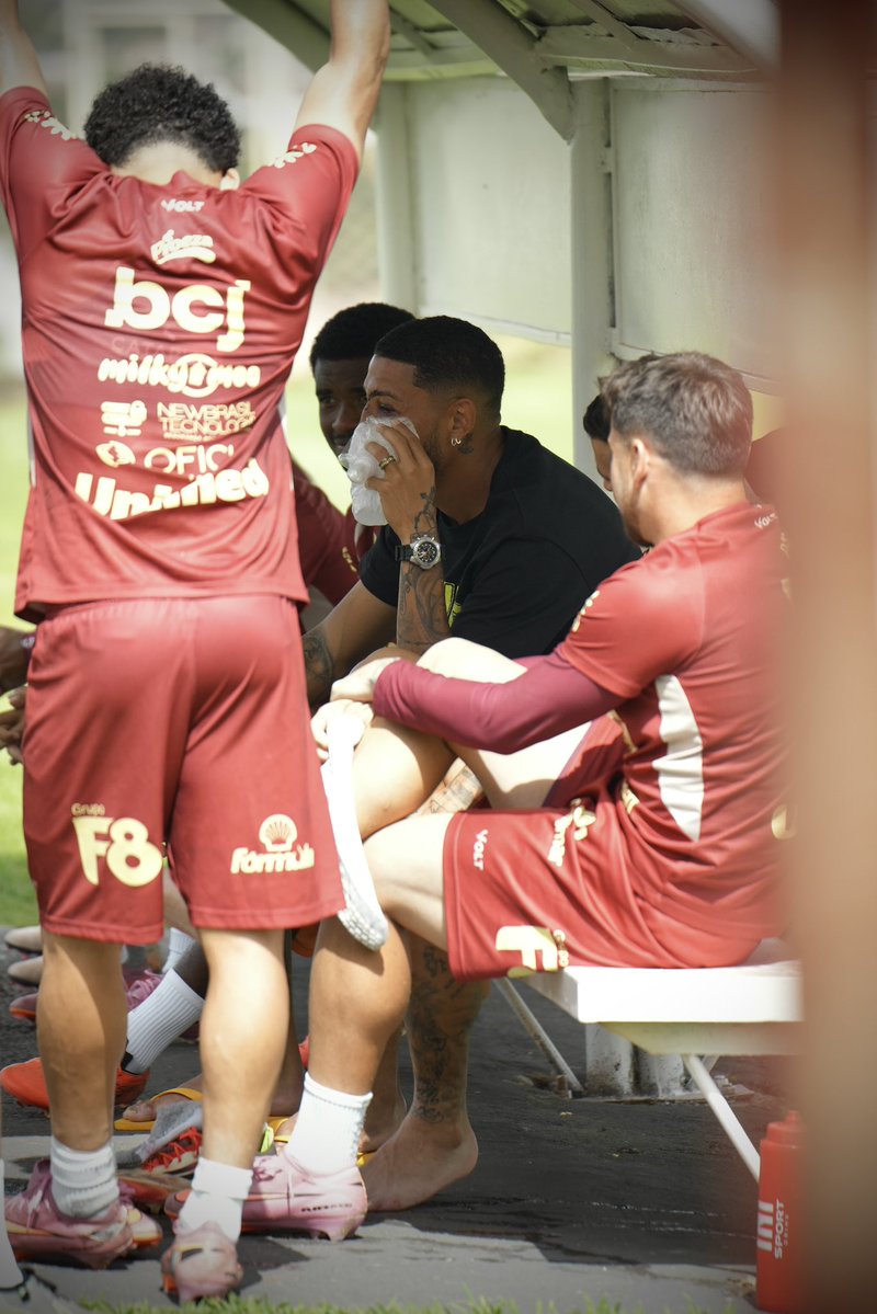 VilaNovaFC's tweet photo. Hoje, durante o treino, recebemos a visita do nosso guerreiro Formiga. 🇦🇹

Ele levou alguns pontos, mas deixou em campo os 3 pontos para o Tigrão.

Sinônimo de raça, entrega e compromisso com o Vila. Estamos juntos com você nessa recuperação! ❤️

#RaçaFéUnião https://t.co/WOAzfb4jfu