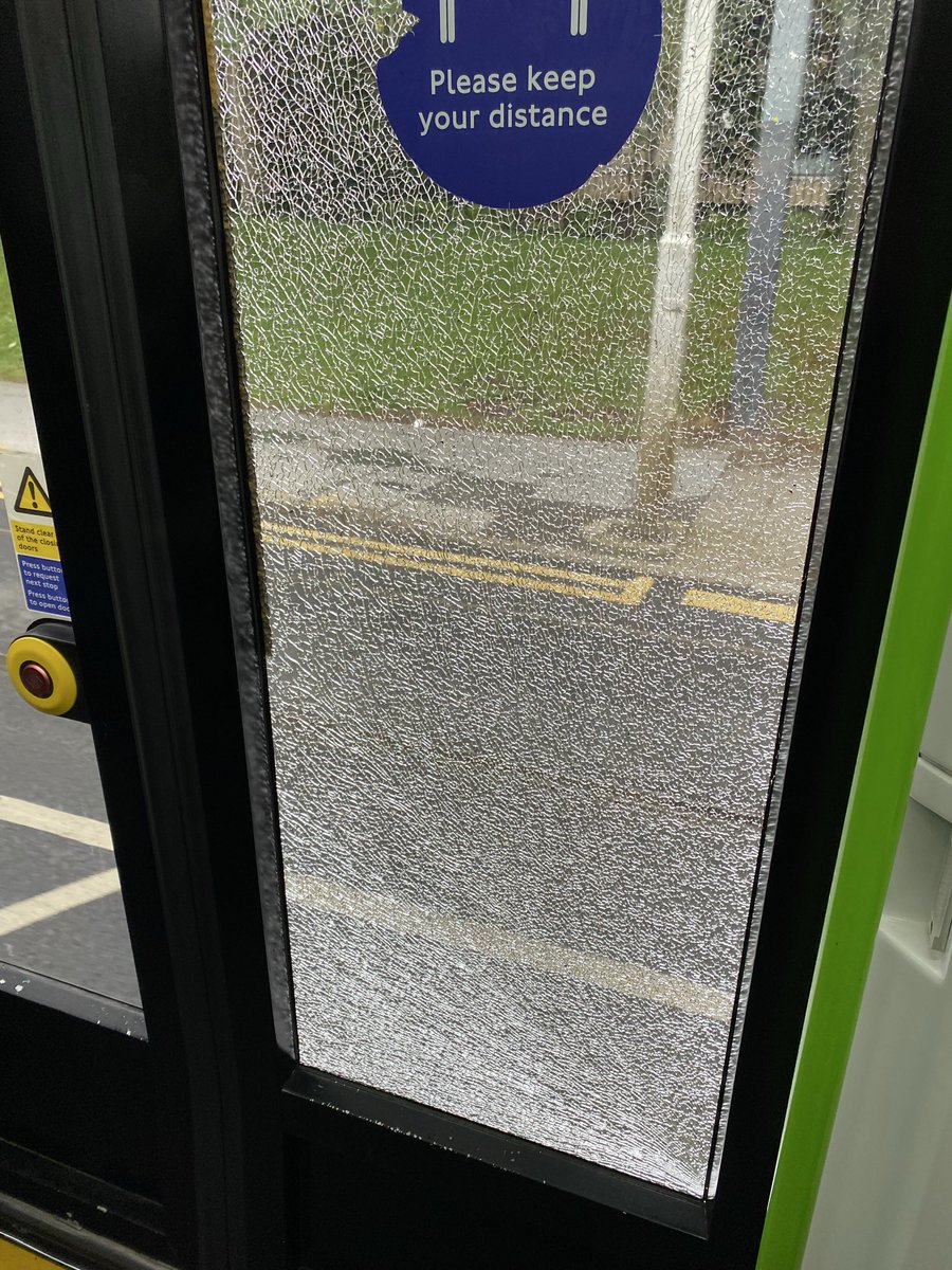 Neil_Pearson85's tweet photo. Tram Damage
Tram 2539 on the @TfL network still allowed to function despite one of it’s doors having a broken glass panel https://t.co/6K7rtzusHi