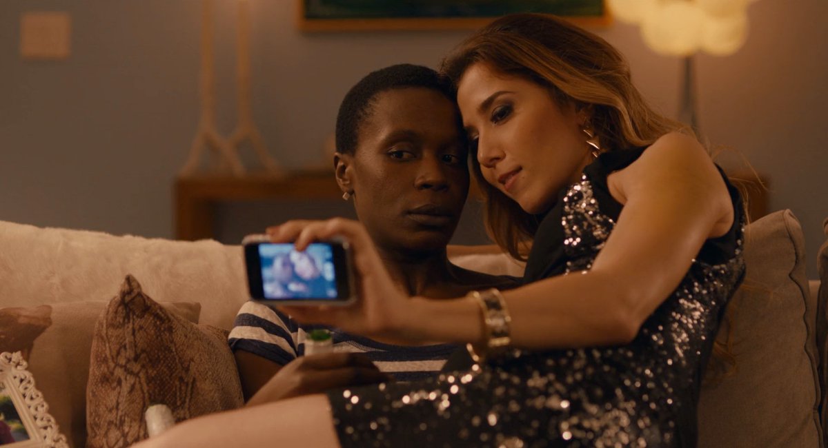 gabwisz's tweet photo. o mais frustrante é que o cinema queer passou décadas sendo reduzido a histórias de culpa, sofrimento, violência, doença e morte, agora que vemos narrativas mais diversas e complexas sendo celebradas internacionalmente, muitas sequer chegam aos cinemas brasileiros, parece que primeiro nos condicionaram a existir apenas através da tragédia e agora, nem essas histórias podemos assistir legalmente, e isso não afeta apenas produções estrangeiras, porque filmes LGBTQIA+ brasileiros também costumam ser lançados sem divulgação, sem campanha, sem destaque nas redes dos cinemas e muitas vezes, quando são lançados, tem um circuito de exibição limitado e desaparecem de cartaz antes mesmo que o público saiba que existem, dizem que nossas histórias são importantes, mas dificultam constantemente o acesso a elas, no fim, a sensação é que estamos sempre sendo empurrados para a invisibilidade ou para a pirataria