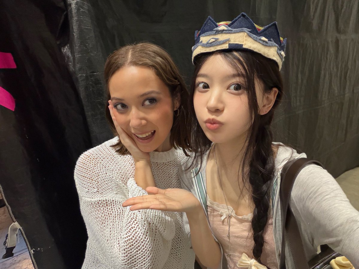 irwoha's tweet photo. my heart is so full from last night omg 楽しかったな ⭐️ look at me and the ever so insanely talented laufey posing like we grew up together in the same house. i had sooo much fun i’m still recovering :excited-noise: https://t.co/adZkUj0YLs