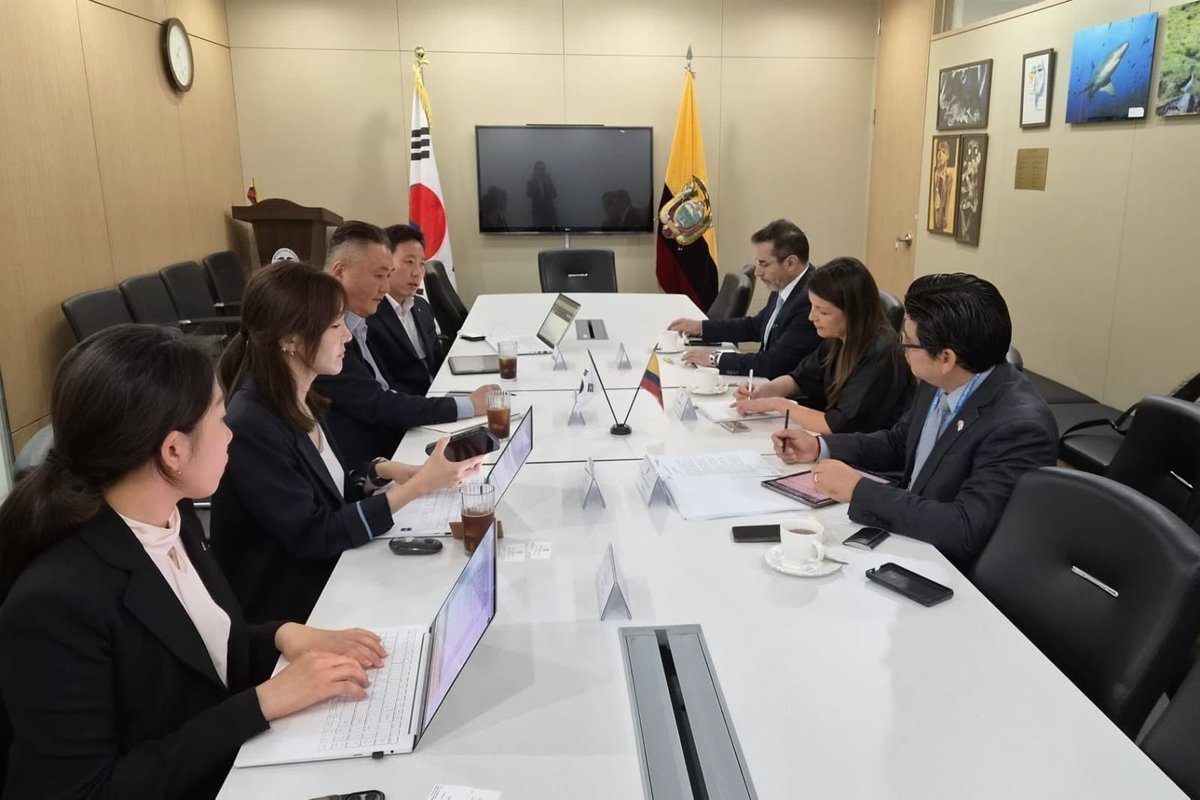 CancilleriaEc's tweet photo. La viceministra Angélica Arias mantuvo reunión con SK Bioscience para analizar oportunidades de cooperación en áreas como salud, producción de vacunas, inversión y transferencia tecnológica, con el objetivo de impulsar la innovación y fortalecer la soberanía sanitaria del país. https://t.co/YLnb8tEpD6