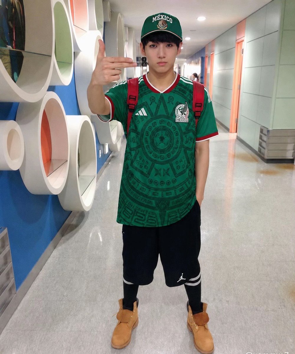 m_lunx_'s tweet photo. Ahuevooo gano México su primer partido 🇲🇽🫵🏼, nos vemos de aqui hasta el de corea de sur.

Banda tierra sagrada vs bangtan sonyeondan https://t.co/cSJbfn9xSO