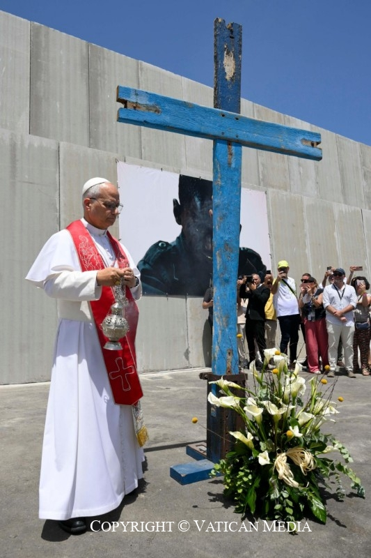 NRobemontoya's tweet photo. #PapaLeoneXIV indica la via della #carità per accogliere e restituire #speranza. Il #Papa richiama l'Europa alla responsabilità verso i migranti e ricorda che la carità di #Dio è fuoco per l'anima, luce per la mente e #pace per il #cuore. https://t.co/G34yzo3GDI https://t.co/IIEDk5nykF