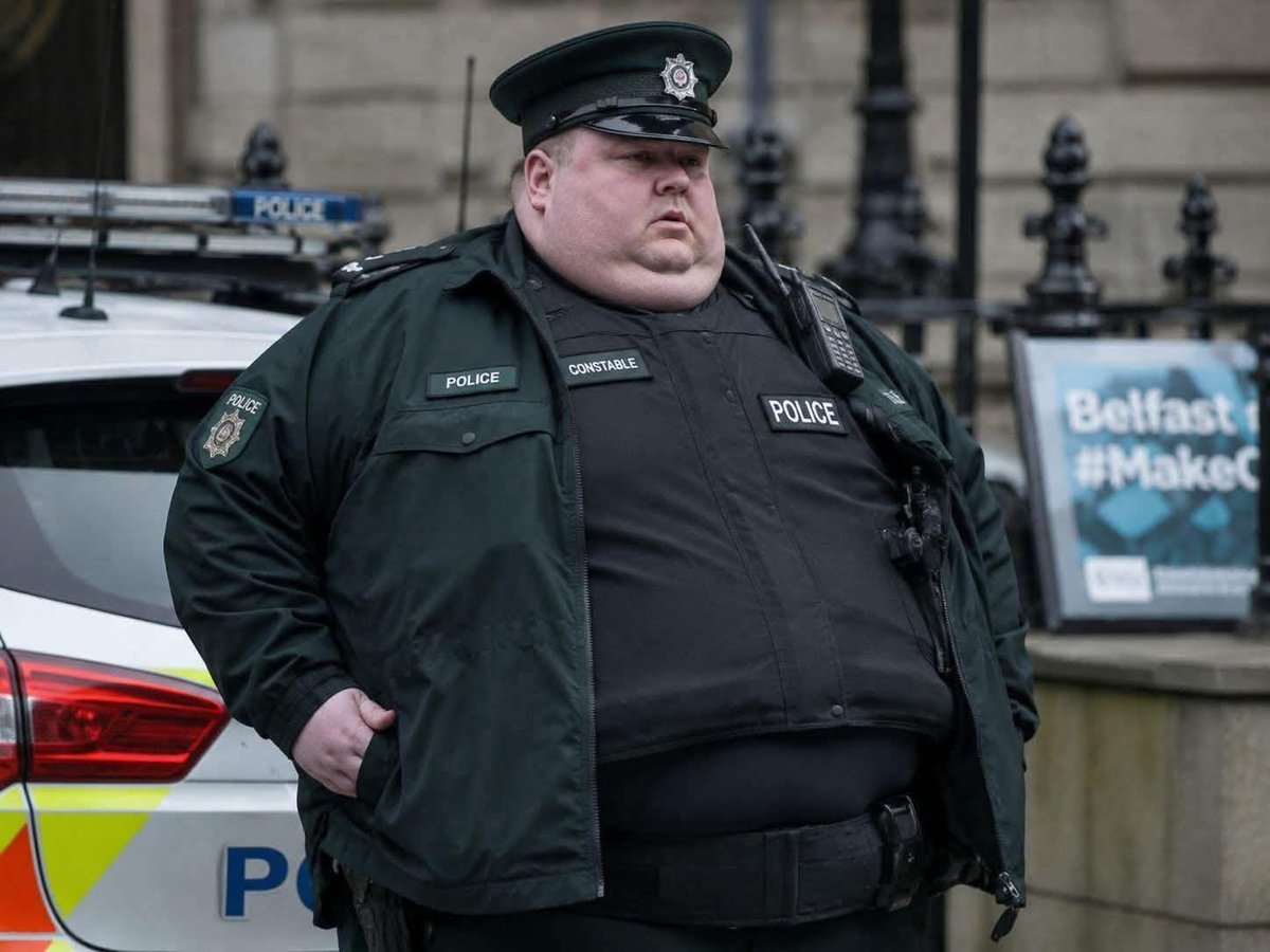 Nitromanuk's tweet photo. Heavy police presence in Belfast tonight 😂😂😂 https://t.co/0JSN4KMhzq