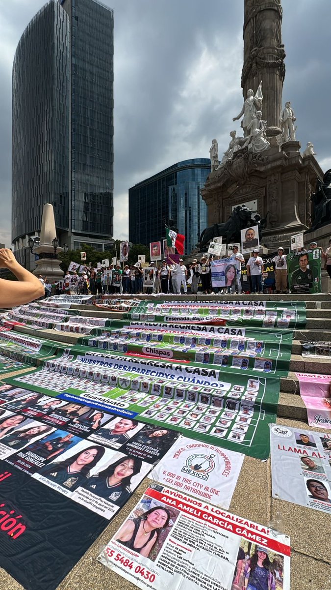 RetaAlMundial's tweet photo. #AlMomento Colectivos de familias Buscadoras realizan manifestación en el Ángel de la Independencia #CDMX #HastaEncontrarles ✊🏼

#CoberturaReta 
📷🎥 Earvin Cueto https://t.co/WL1PspBqdh