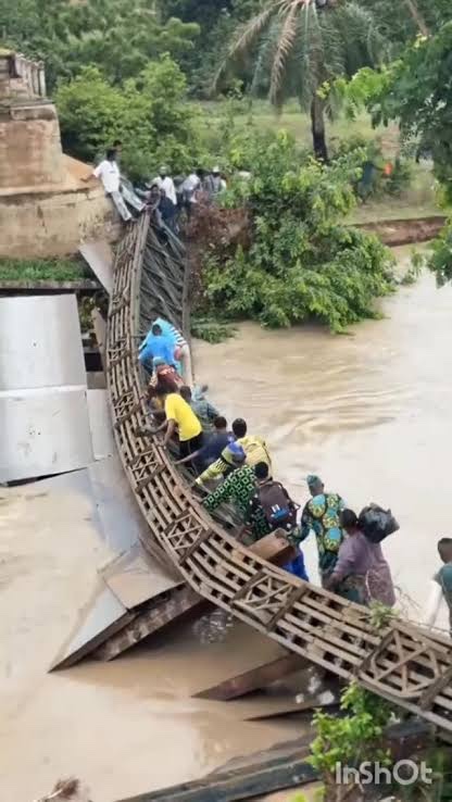 NigeriaStories's tweet photo. JUST IN: Kwara transport unions beg President Bola Tinubu and kwara state governor AbdulRazaq to fix collapsed bridges https://t.co/650c7fVNLk