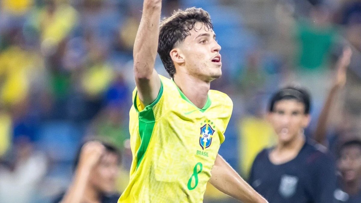 Joao_Paulo1921's tweet photo. Um bastidor da chegada do Eduardo Pape ao Cruzeiro: na época da contratação, cerca de 18 clubes tinham interesse no volante, e 11 chegaram a apresentar propostas oficiais.

Ronaldo e Paulo André ligaram para o presidente do Azuriz e para a família do atleta. Na conversa, destacaram que o projeto do Cruzeiro era um projeto de futuro para o jogador, o que acabou sendo determinante para o acerto.

Agora, a expectativa é que o Cruzeiro faça uma grande venda com esse garoto e, claro, também colha um grande retorno técnico dentro de campo no time profissional. Vamos ver! 

Foto: Staff Images/CBF