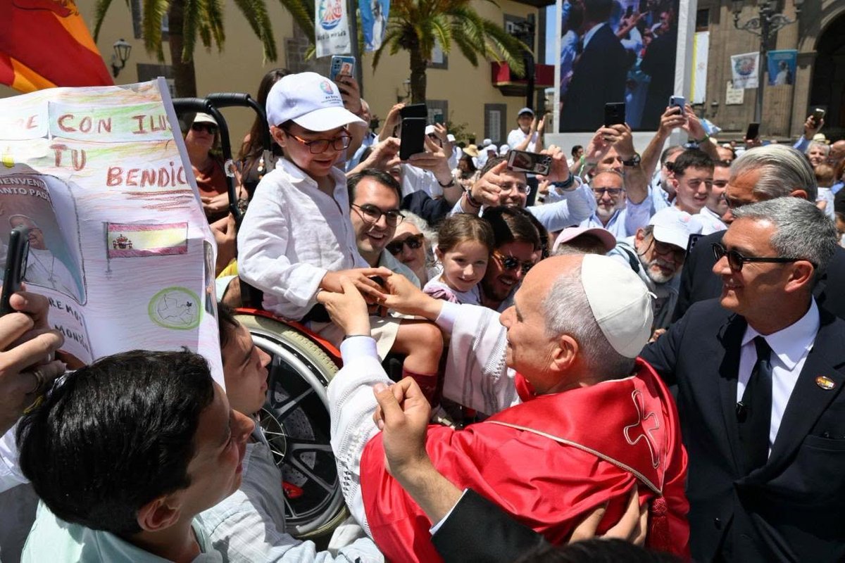 web_pastor's tweet photo. 🤩Mi foto del día del Papa en Las Palmas de Gran Canaria: qué bonito!!! https://t.co/le9WZETUKK