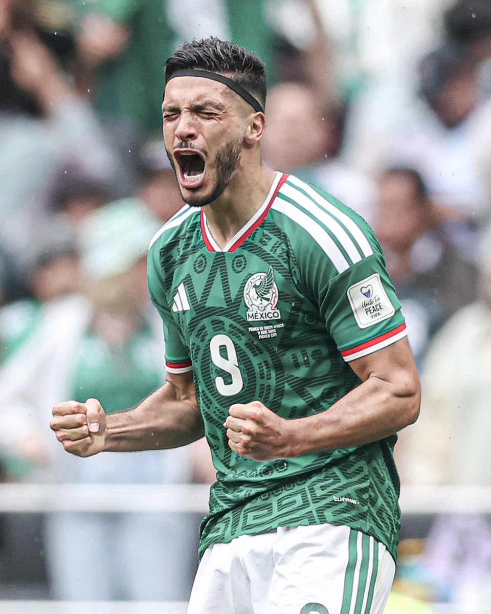 EPLworld's tweet photo. 🇲🇽🫶🏻

لا يوجد اجمل من ان تسجل لمنتخب بلدك و في مناسبة مثل المونديال .. 

راؤول خيمنيز كان مليء بالعواطف بعد هدفه للمكسيك امام جنوب افريقيا https://t.co/JdFNirDZ4G