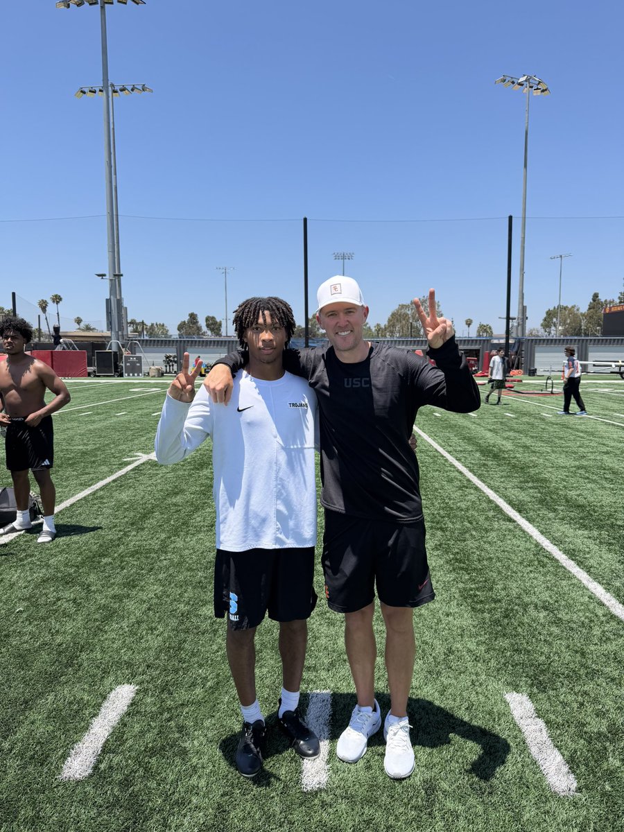 Jordanslye2's tweet photo. Had a great day at USC today @LincolnRiley @TrovonReed @latsondheimer @SchraderOn3 @SSN_USC @gmartlive @FootballKingpin @GregBiggins @adamgorney @DreBrownUSC @BlairAngulo @BrandonHuffman ✌️ https://t.co/fXClzqaojS