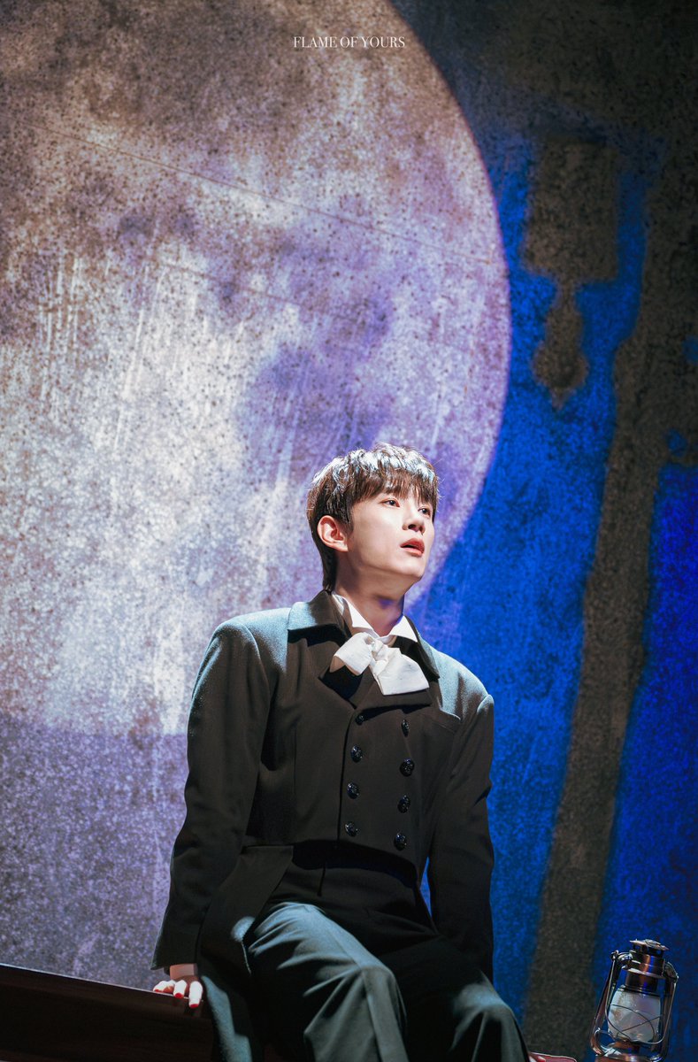 FLAME_OF_YOURS's tweet photo. 2026.06.11. 연극 『헤르츠클란』 
스핀오프 커튼콜 : 보름달 Ver.

「붉은빛을 띠는 것 같다가도 어느새 푸른빛이 돌았지. 그걸 보고 있다 보니까, 꼭 그 안에 온전한 내가 들어 있는 것 같았어.드디어 찾았다고 느꼈지.」

크나우어 | #김서환 https://t.co/qqqFGTTqnM