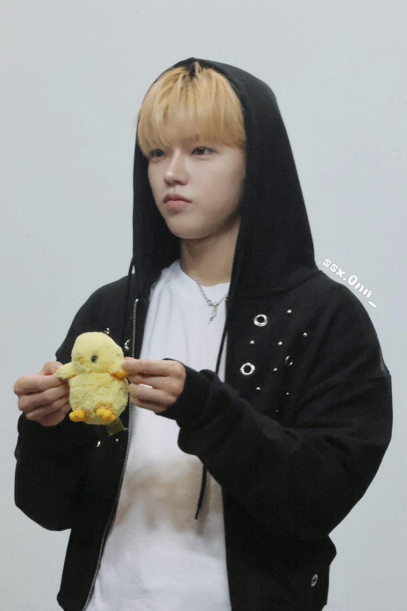 ssx_0nn_'s tweet photo. 260531 팬싸

 #allhours #올아워즈 #ON_N #온 https://t.co/qM6hFhX5FQ