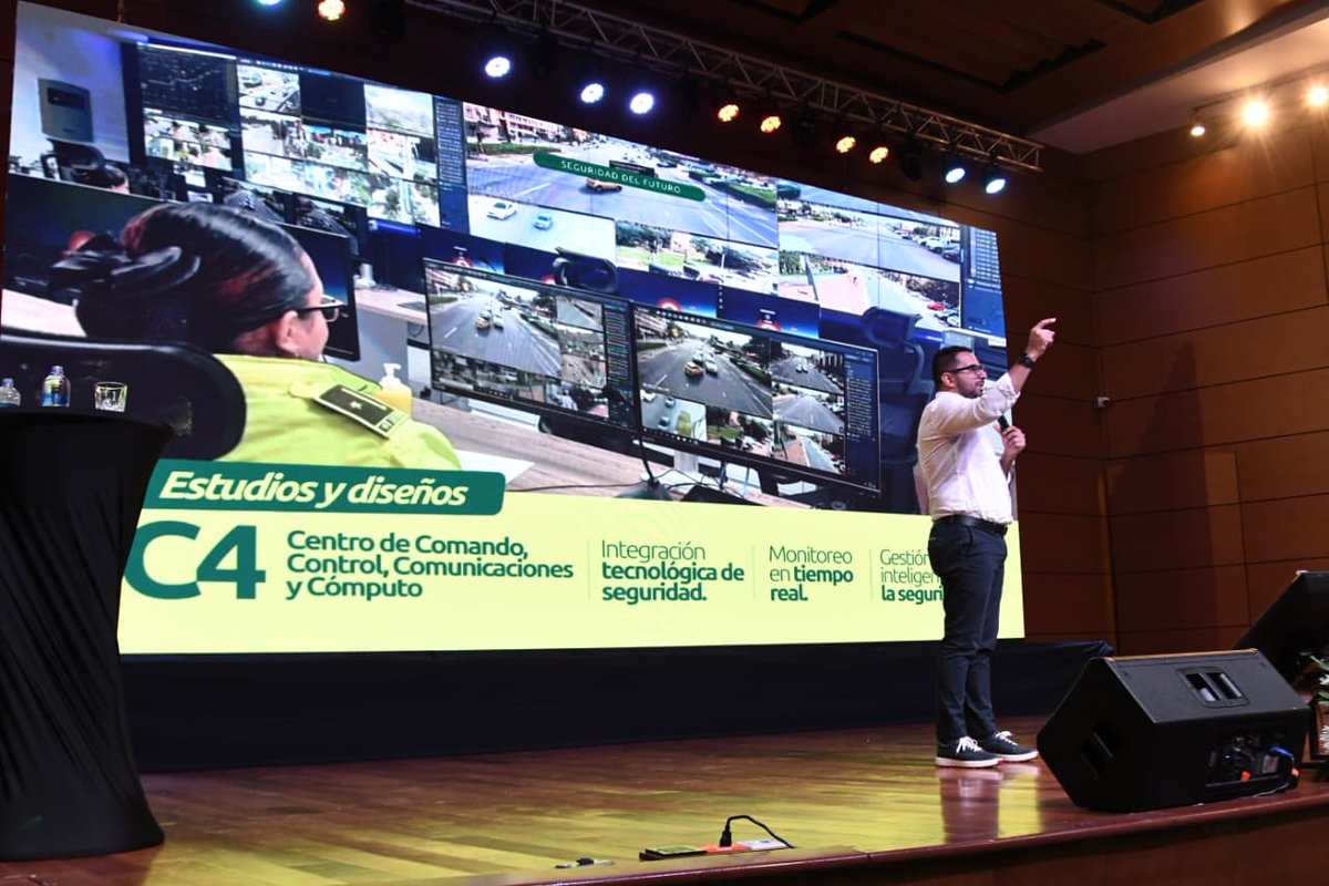 Cportilla40's tweet photo. ¡BUCARAMANGA AVANZARÁ!

Junto al sector privado, ediles, concejales, Fuerza Pública, empresarios y ciudadanos, le presento a la ciudad el paquete de proyectos de renovación urbana, infraestructura vial y tecnología para la seguridad de los próximos años.

Bonita y transformada. https://t.co/Kby9zgLH9X