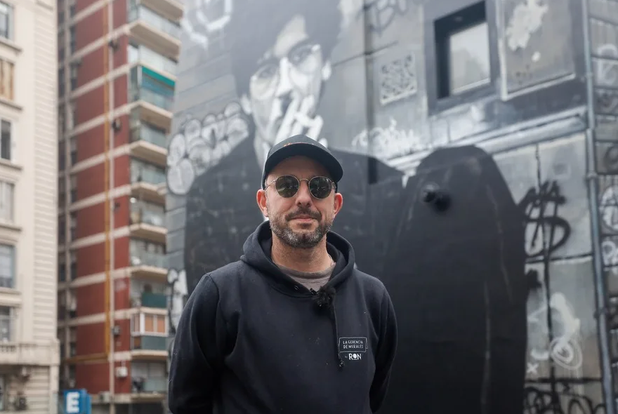 CIENTOUNO4's tweet photo. Un mural gigante homenajea en Buenos Aires a Charly García, «prócer del rock» https://t.co/VbtzmAzMCk