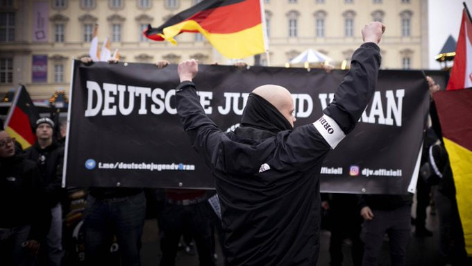 Antifaxismoa's tweet photo. #Alemania Terrorismo Ultraderecha: Un neonazi de 34 años de #Gardelegen está detenido como sospechoso de incitación al asesinato
El detenido, con numerosos antecedentes, intentó reclutar jóvenes neonazis a través de las redes para cometer asesinatos.

@AneIrazabal @Antifaxismoa https://t.co/hHoUsjM6Iv