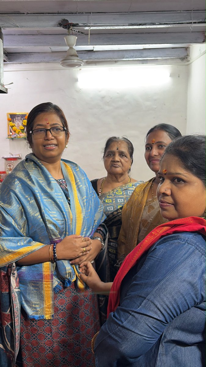 DrJyotiEGaikwad's tweet photo. आज धारावी में नई खानपान की जगह प्रथमेश वादा पाव सेंटर का उद्घाटन किया। धारावी में हमारे नागरिक हमेशा कुछ न कुछ व्यवस��य करके, मेहनत मशक्कत करके आगे बढ़ने की कोशिश करते रहते है, इस बात का गर्व है। https://t.co/8k7nR7dEsf