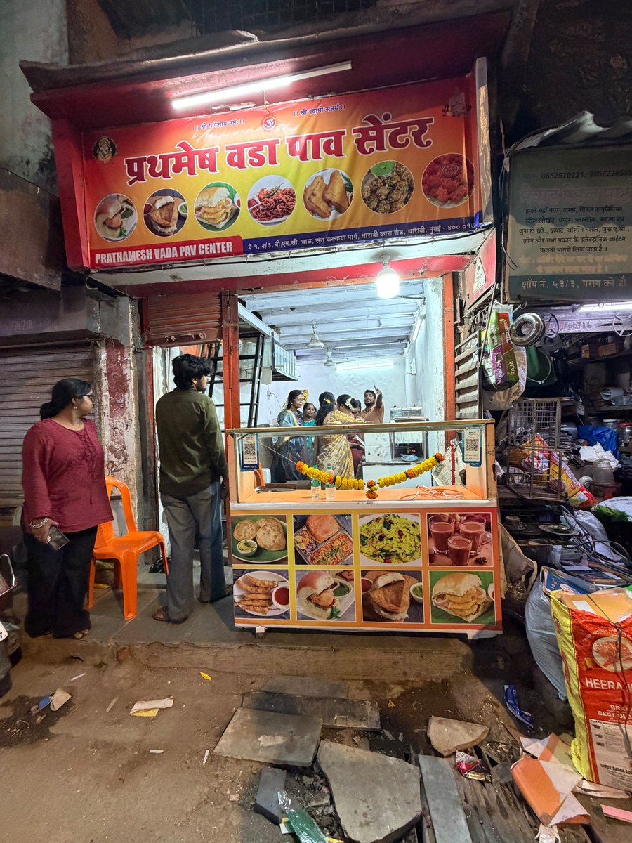 DrJyotiEGaikwad's tweet photo. आज धारावी में नई खानपान की जगह प्रथमेश वादा पाव सेंटर का उद्घाटन किया। धारावी में हमारे नागरिक हमेशा कुछ न कुछ व्यवस��य करके, मेहनत मशक्कत करके आगे बढ़ने की कोशिश करते रहते है, इस बात का गर्व है। https://t.co/8k7nR7dEsf