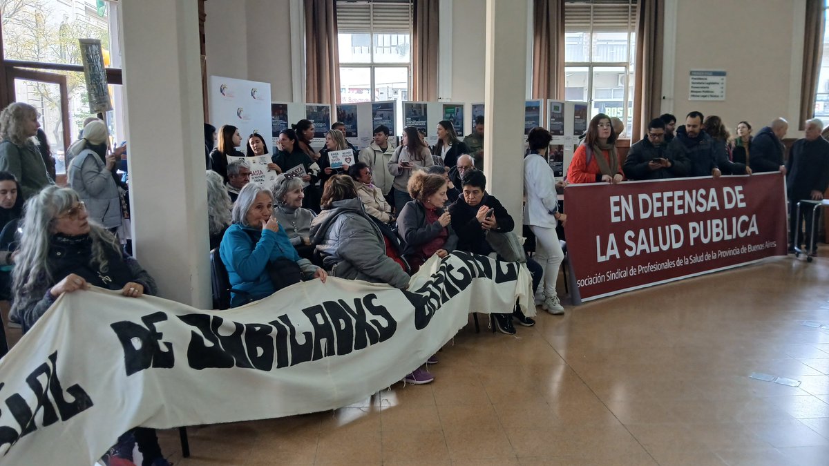 juliandaich's tweet photo. Sesión en el HCD. Entre los interesados que se acercaron a escuchar la sesión está la CICOP(Htal Municipal), parte de la CD de ATE, Jubilados y grupos proteccionistas por el asesinato del coipo. https://t.co/wqORwPEltw