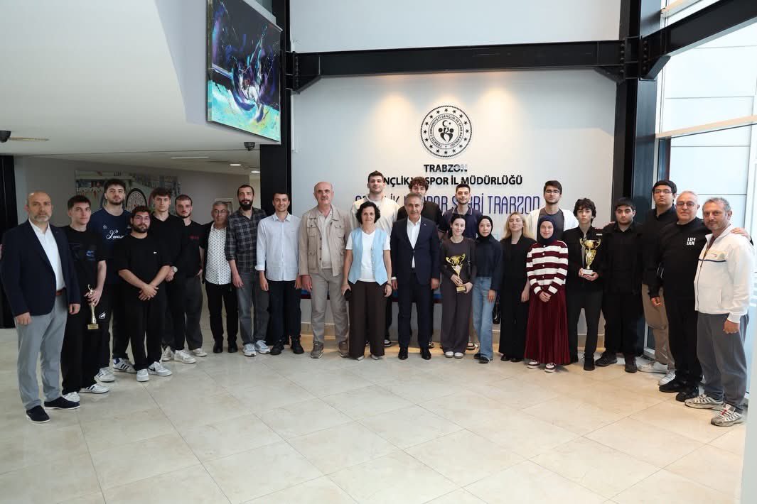 lokmanaricioglu's tweet photo. YURTLİG Türkiye Birinciliği’nde dereceye giren sporcularımız İl Müdürlüğümüzü ziyaret etti. 🏆

Satrançta Türkiye şampiyonu, basketbol ve masa tenisinde Türkiye ikincisi olan gençlerimizi ve antrenörlerimizi tebrik ediyor, başarılarının devamını diliyorum.💪🇹🇷 https://t.co/7WsO9zksw8