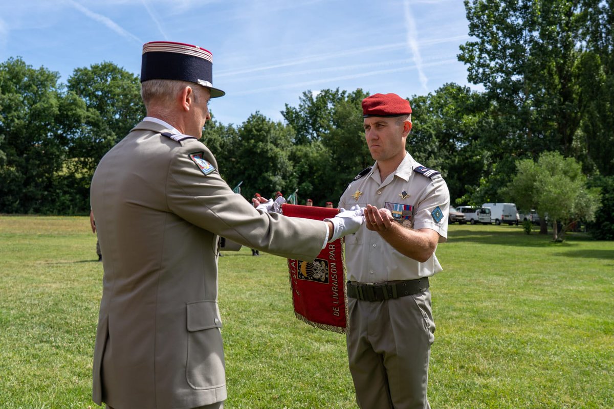 1er_RTP's tweet photo. Passation de commandement du 2e ELA 🔴

Le capitaine Yann a transmis le commandement au capitaine Corentin, après 2 années consacrées à l’engagement opérationnel et à la préparation de ses hommes.

Une cérémonie marquée par la transmission du fanion et des responsabilités ! https://t.co/lQLfybWQWP